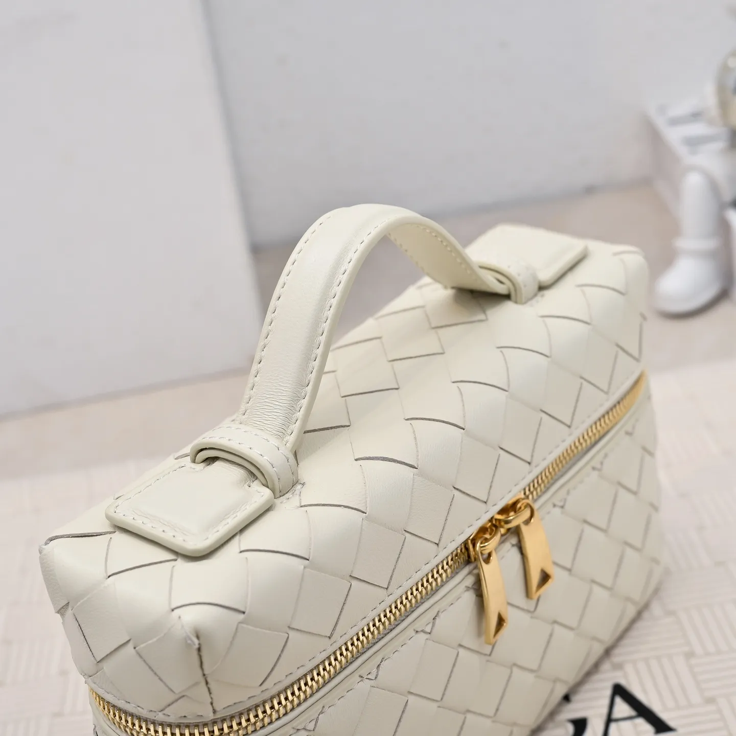 Batch 1360 Bottega Veneta 24 spring and summer woven zipper crossbody bag. A crossbody bag that can be used as a cosmetic bag. The exquisite weaving and compact body are an indispensable accessory for the upcoming summer. The double zipper also better protects the bag. It has a large capacity. If you like it, don’t miss it. Style number: 9109 Size: 22*12.5*5cm
